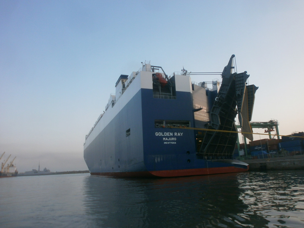 Car-carrier-GOLDEN-RAY-en-quai.jpg