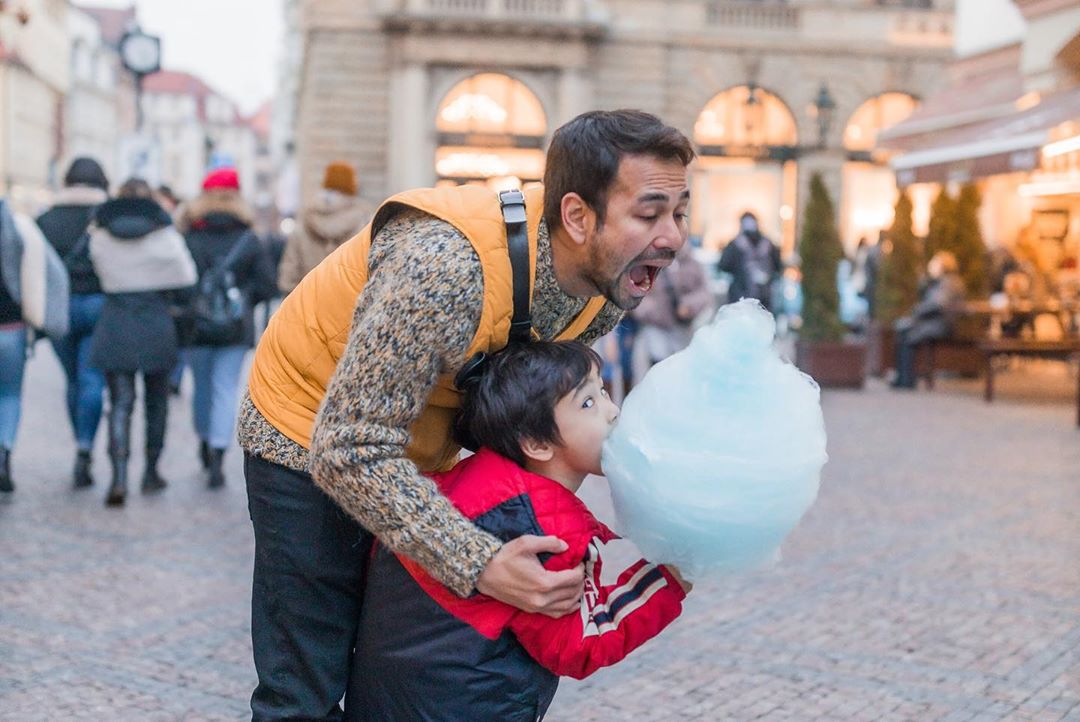 Raffi Ahmad dan Rafathar Malik Ahmad makan arum manis