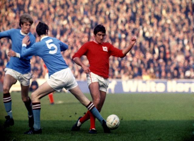 [Image: Forest-s-Ian-Storey-Moore-gets-past-Manc...n-Bell.jpg]