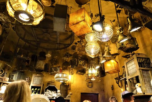 BLACK SPIRE OUTPOST MARKETPLACE, de tiendeo por Galaxy's Edge - DISNEYLAND ~ STAR WARS: GALAXY'S EDGE, LA GUIA (12)