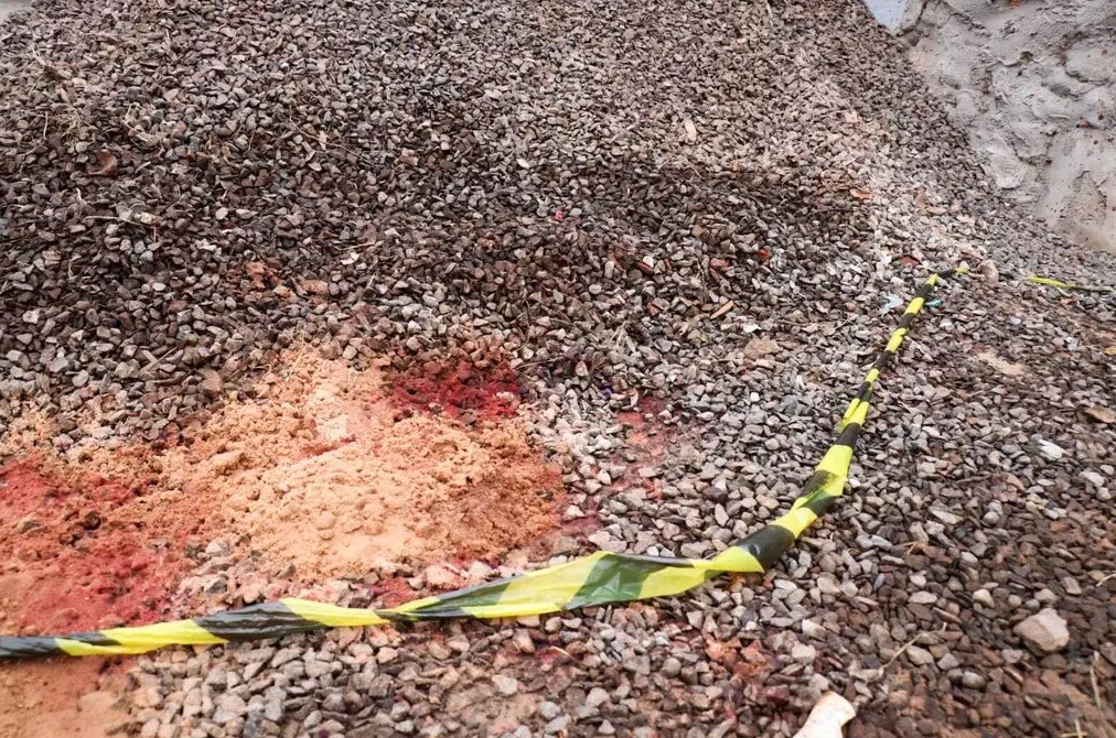 Fita zebrada em local onde Elias foi morto. (Foto: Henrique Kawaminami)