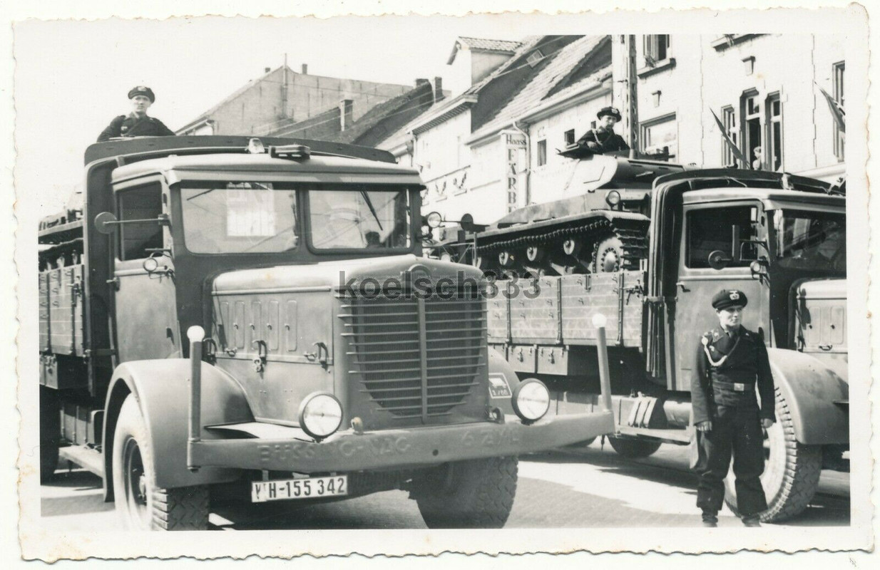 Foto Panzer Abt. 66 (verl.) Panzer der Wehrmacht auf Büssing LKW´s in Meiningen
