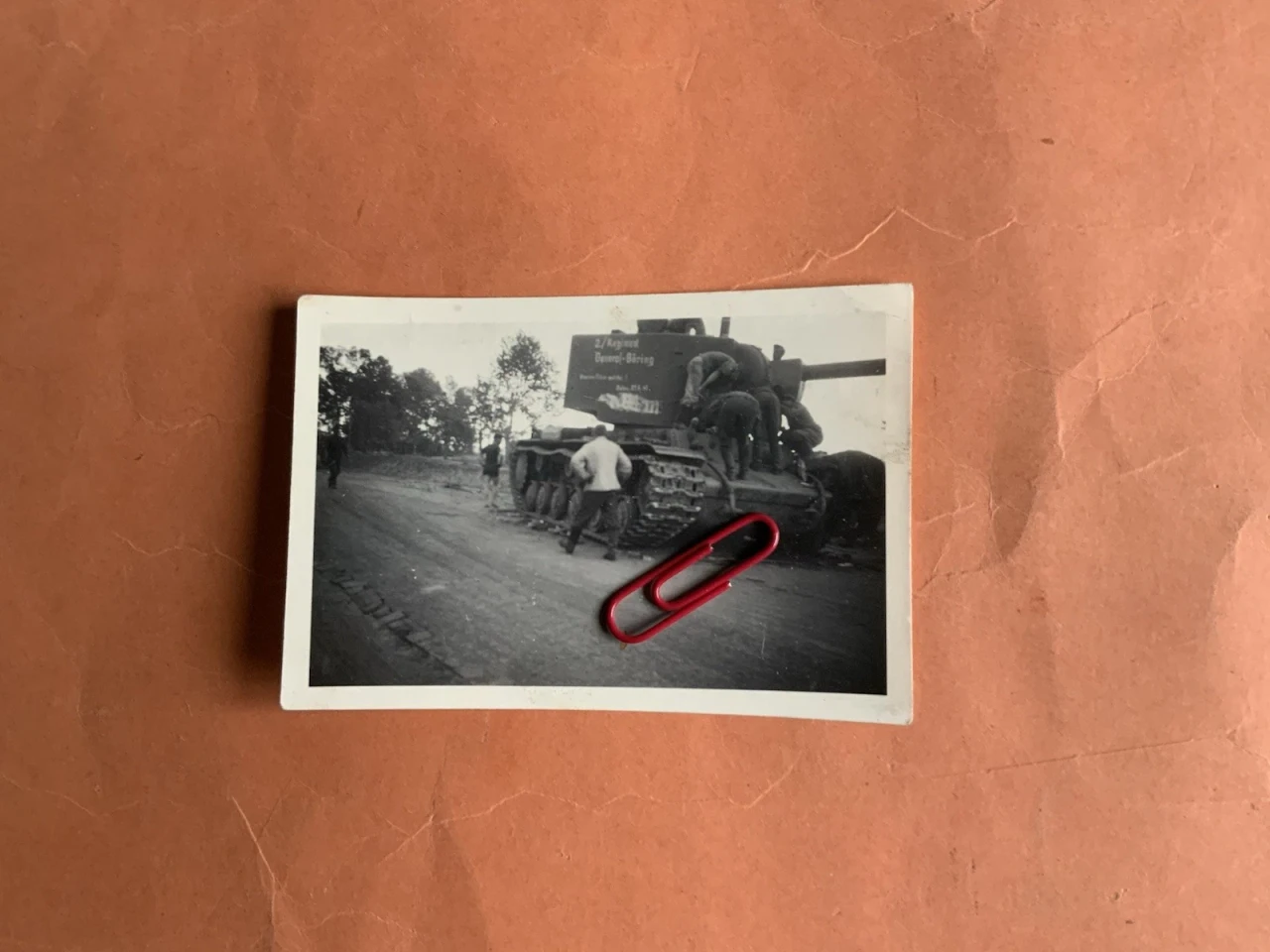 Originales Foto russischer Panzer KW2 abgeschossen 1941 vom Reg Börung am Turm