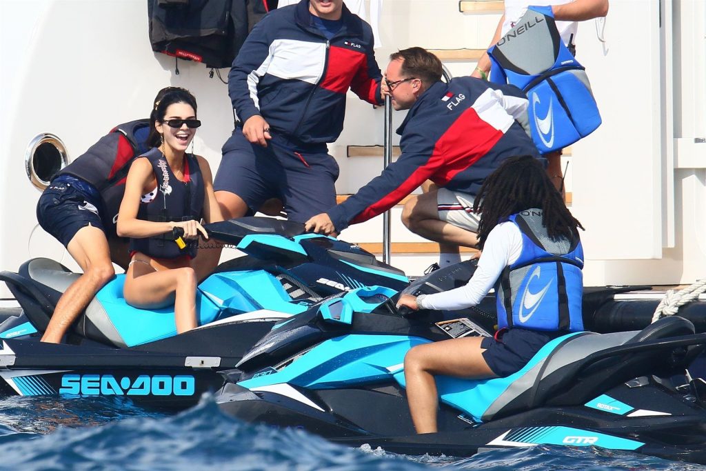 Kendall-Jenner-Sexy-Upskirt-STARS-com-26