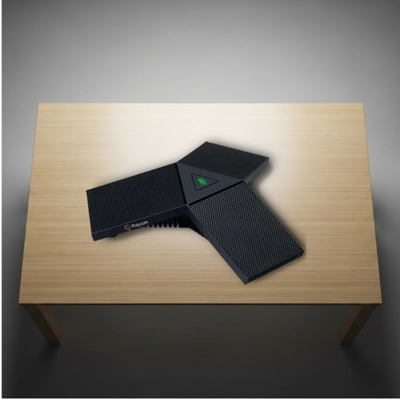 Microfone Poly em uma mesa de reunião