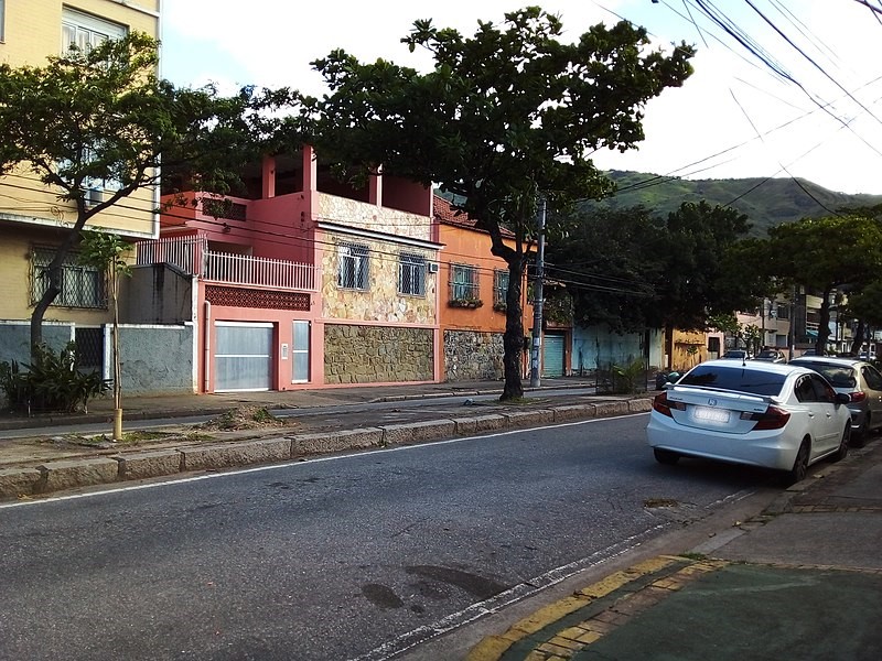 Casa-tipica-do-bairro-de-Quintino-Bocaiuva-na-Zona-Norte-do-Rio-de-Janeiro-2-1.jpg