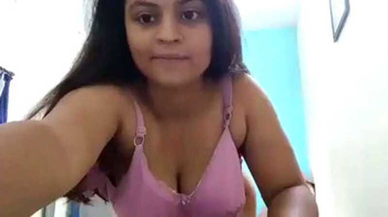 Desi girl flashing her ass closeup naked video