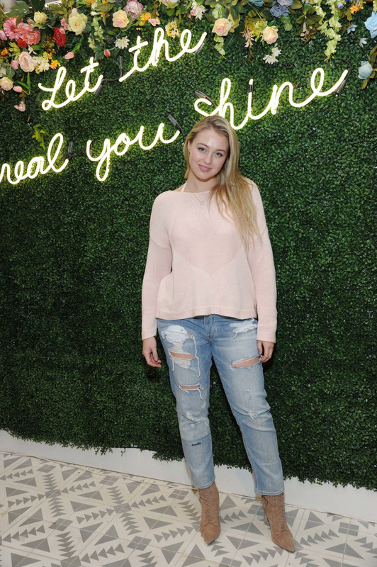 iskra-lawrence-at-all-woman-campaign-at-aerie-spring-street-pop-