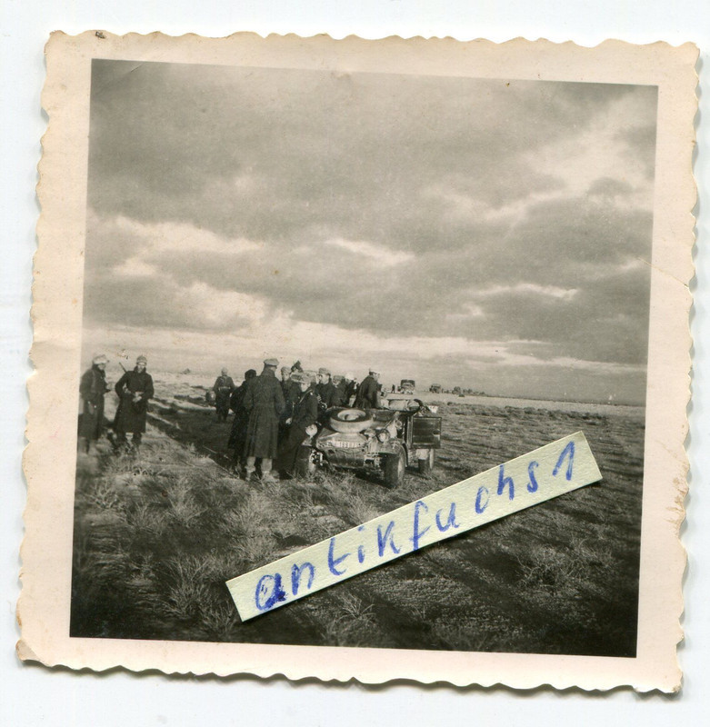 VW-kübelwagen und LKW´s des Afrikakorps in Afrika bei Rast im 2.