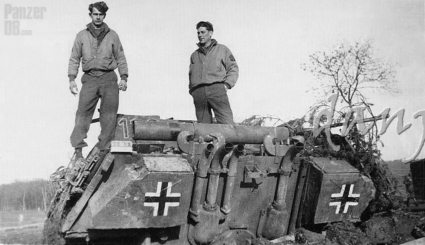 Rear view of a Jagdpanther Ausf. G1 tactical number 122 (1)
