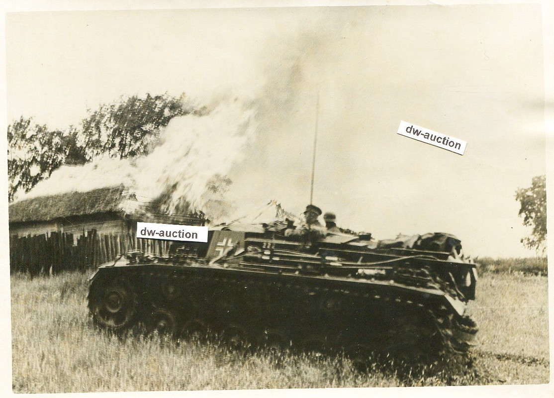 Sturmgeschütz in brennendem Dorf