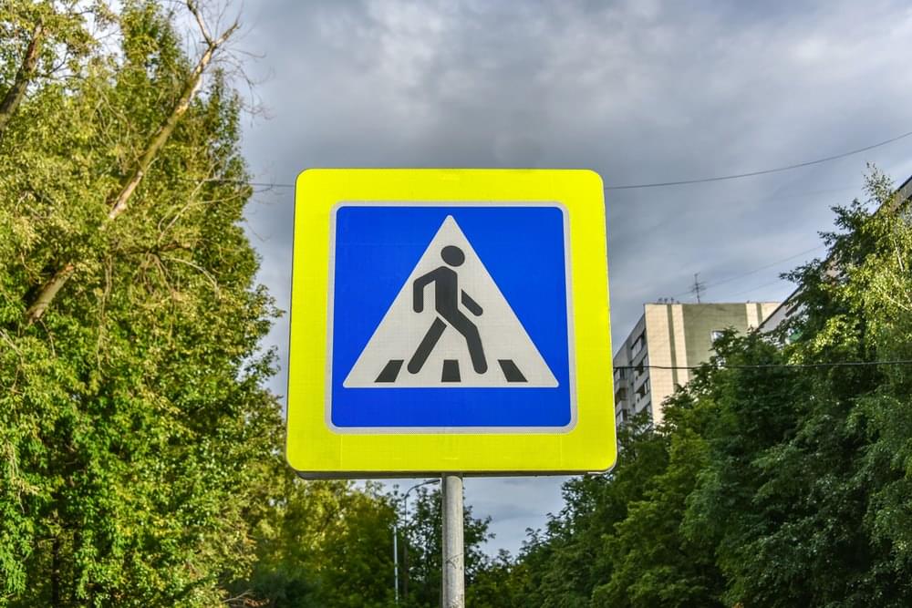 Дорожные знаки повышенной видимости с флуоресцентной окантовкой