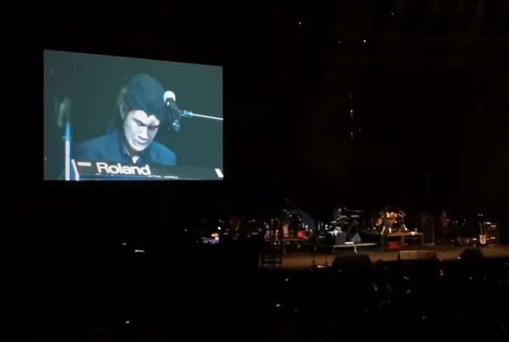 Dul Jaelani menangis di Konser Dewa 19, Malaysia (YouTube/Suhairi abu samah)