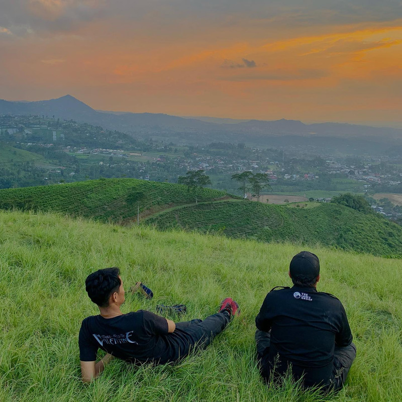 Potret pemandangan sunset di sekitar Kemuning Sky Hills, tempat wisata baru di Karanganyar yang lagi hits dan sempat viral.