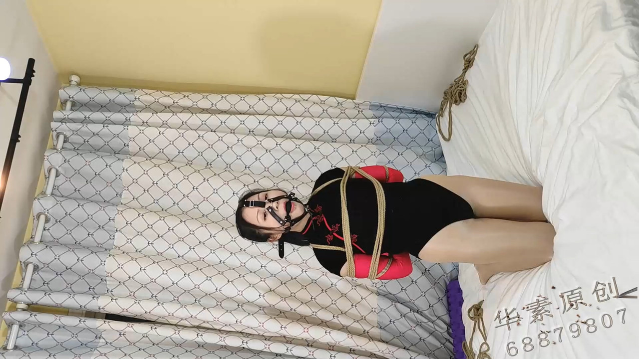 华素原创 短旗袍捆绑调教马具口球流口水.mp4_20210720_185231.850