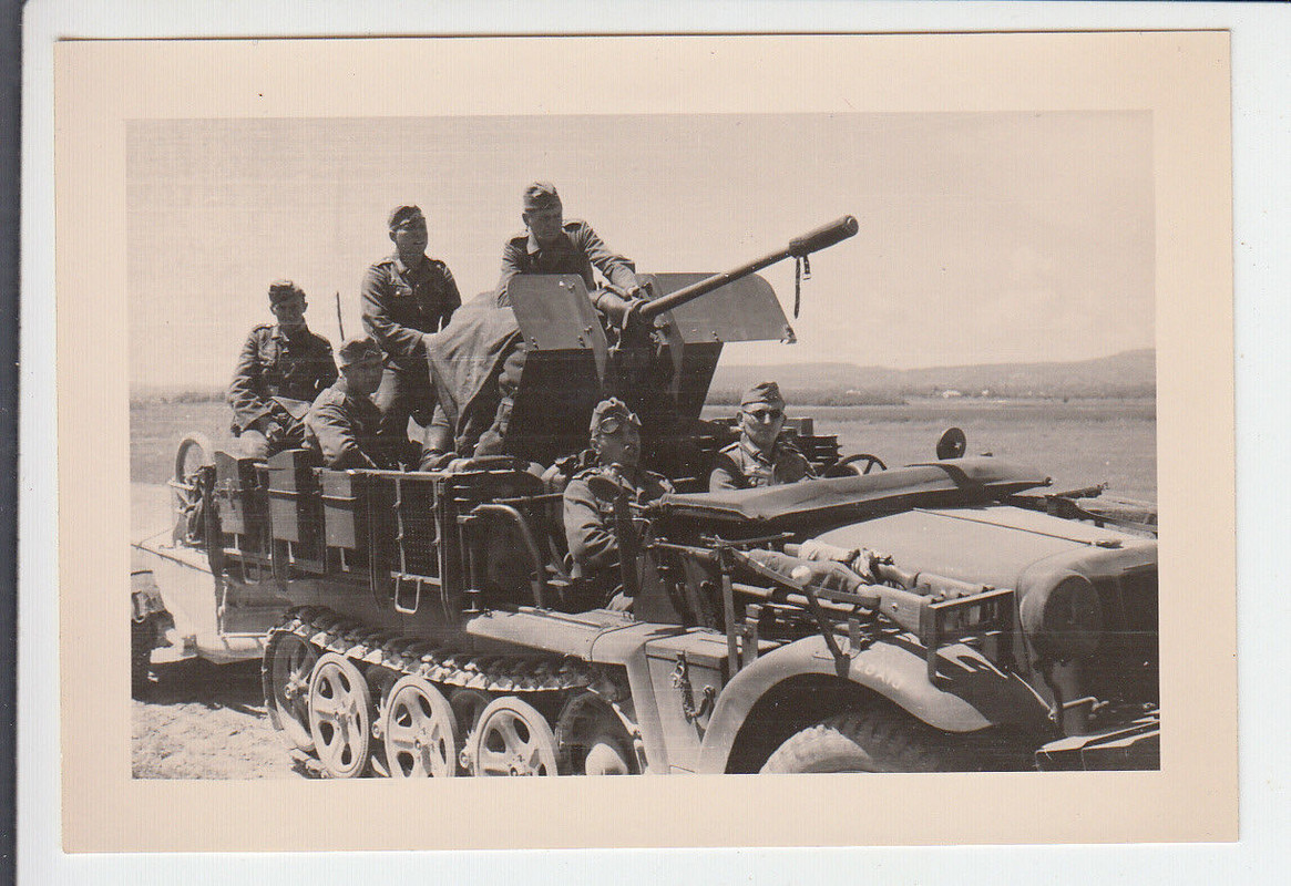 Kameraden auf Halbkettenfahrzeug mit FLAK Geschütz - Foto 2.Welt