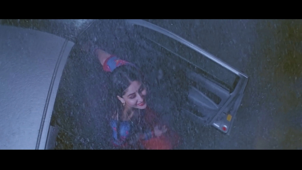 [Image: Kareena-Kapoor-Khan-Hot-Song-From-Chamel...-13-21.jpg]