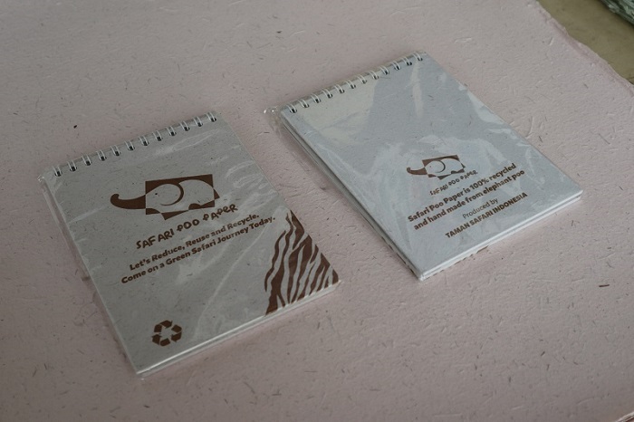 Hasil daur ulang kotoran gajah di Taman Safari Bogor mencipatakan berbagai produk seperti buku, amplop, kartu ucapan, notes dan masih banyak lagi.
