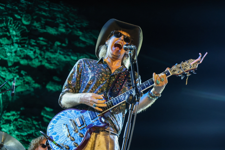 Reportage | Οι The Waterboys μάγεψαν το κοινό σε μια sold-out βραδιά στοSani Festival 2026