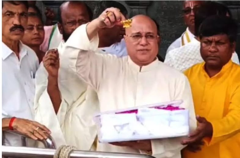 శ్రీవారికి 108 బంగారు పుష్పాలను బహుకరించిన భక్తుడు శ్రీవారికి 108 బంగారు పుష్పాలను బహుకరించిన భక్తుడు