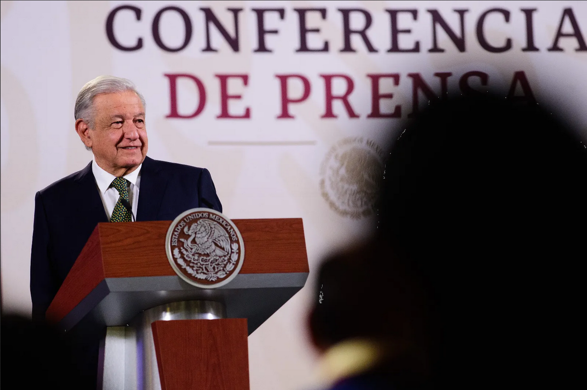 AMLO dijo que sí se reunirá con diputada trans, a quien llamó “hombre vestido de mujer”