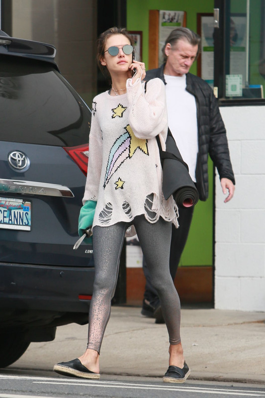 alessandra-ambrosio-leaves-morning-yoga-class-in-los-angeles-11-