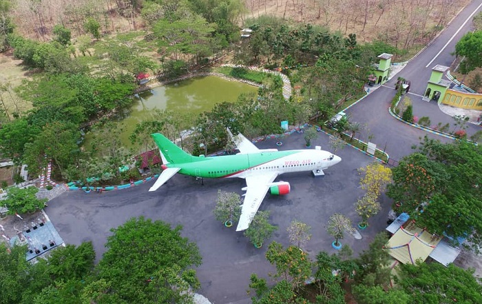 Penampakan pesawat Boeing yang ada di Wego Lamongan.