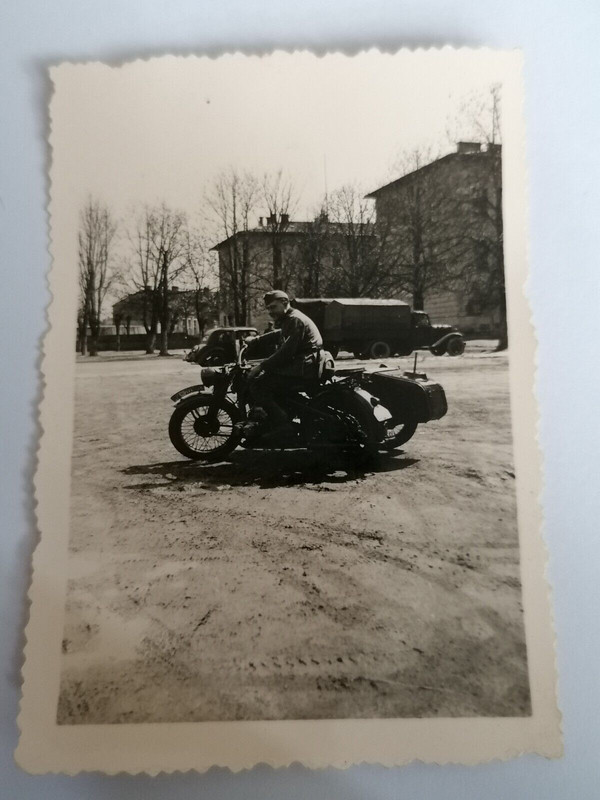 foto wk2 Soldaten 2x Motorrad krad Kaserne (1)