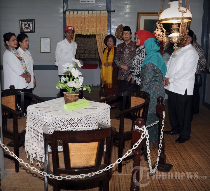 Presiden Joko Widodo mengunjungi rumah kelahiran Muhammad Hatta ditemani putri Bung Hatta Meutia Farida Hatta di Bukittinggi, Sumatera Barat, Jumat (9/10/2015).