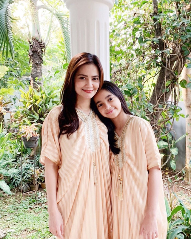 Cut Tari dan putrinya