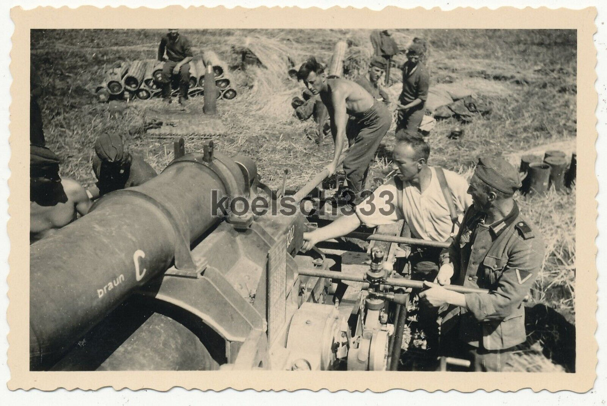 Foto Kanoniere der Wehrmacht am 21cm Mörser Artillerie Geschütz an der Ostfront(2)