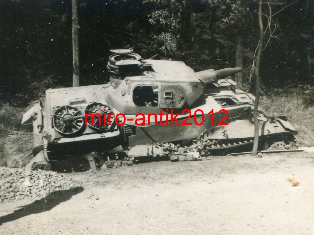 Foto, Wehrmacht, zerstörter Panzer III des Pzrgt