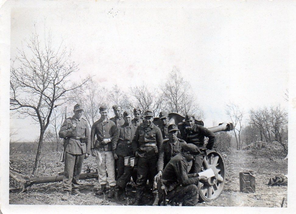 Orig Foto Deutsche Soldaten Geschütz LFH 18 Ostfront 1944