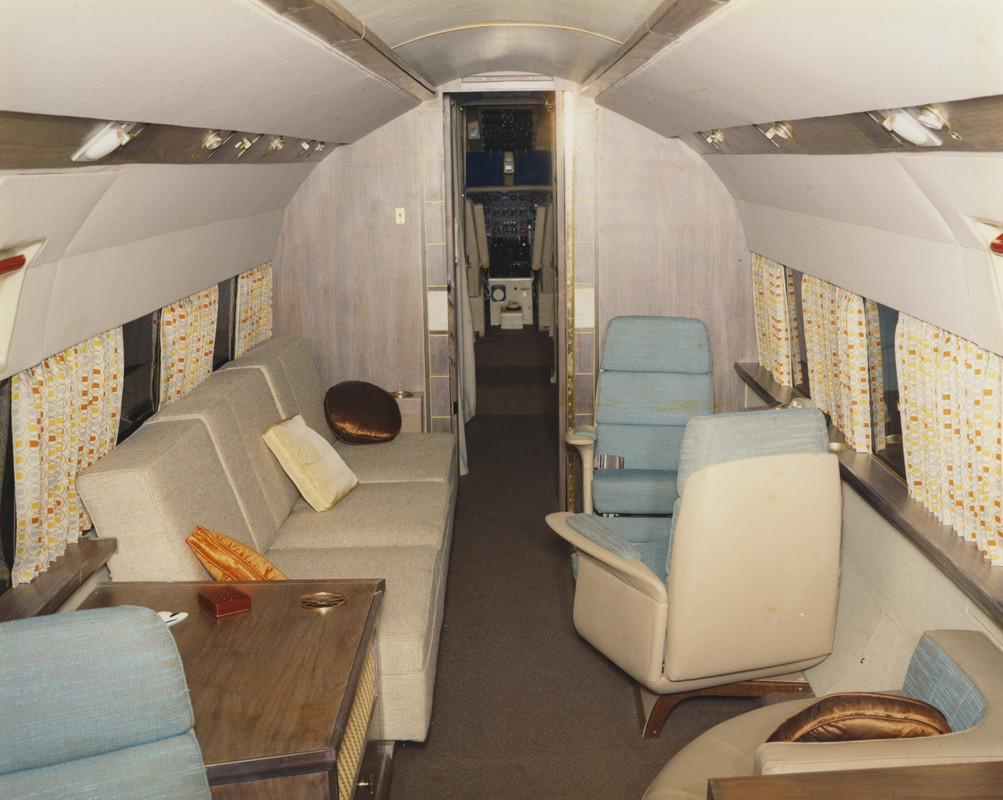 D4C 3943 Jul-60 Model 220 interior