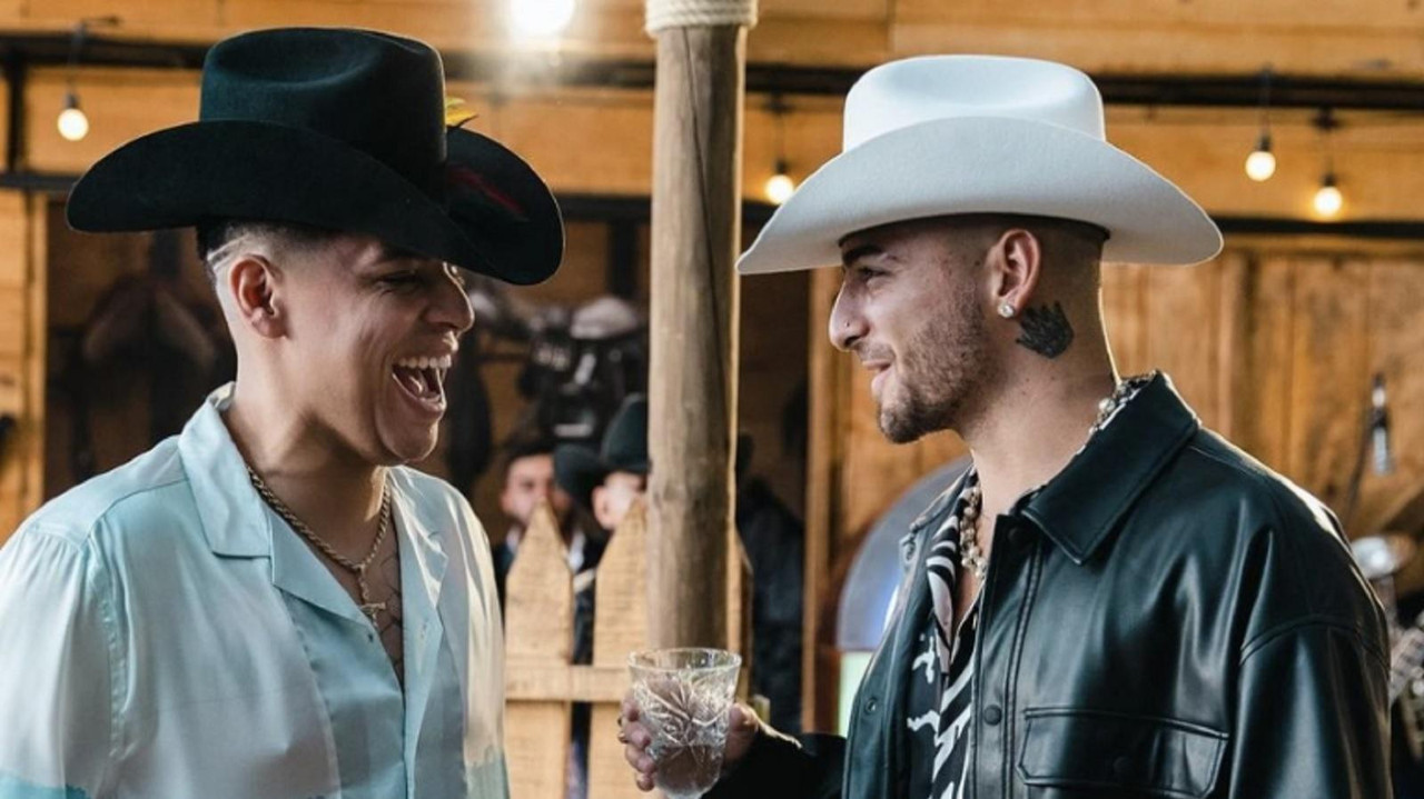 Maluma le da un beso coqueto a Eduin Caz y hace explotar las redes