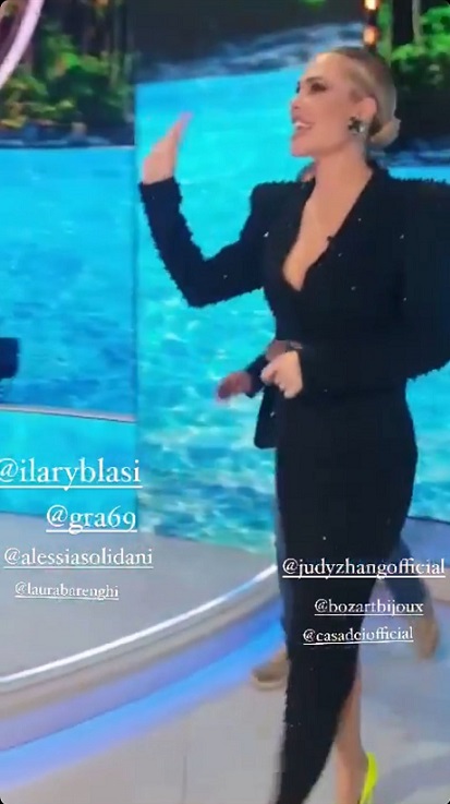 Ilary Blasi: l'abito e le scarpe della puntata di Pasquetta de L'Isola