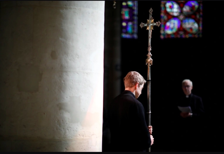 Sacerdotes en Francia piden perdón por abusos sexuales contra 216,000 menores