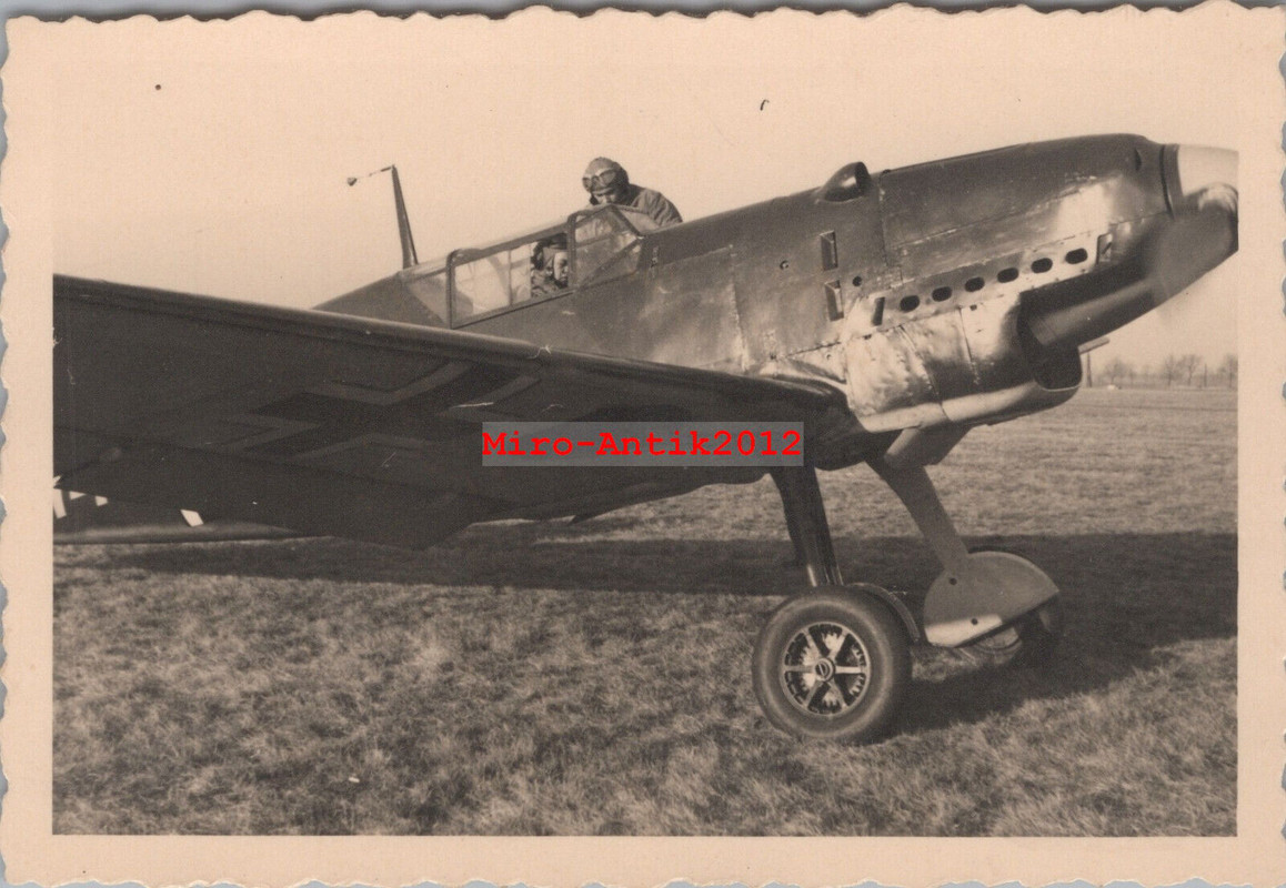 Foto, Pilot Hans Tilly, Jagdfliegerschule Werneuchen, Me 109 Nr. 14 (N)50838