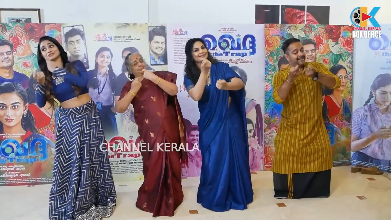 Asha Sarath Very Rare Sexy Open Deep Navel show in Blue Saree