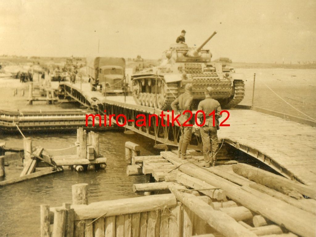 Foto, Wehrmacht, Panzer auf dem Vormarsch über d