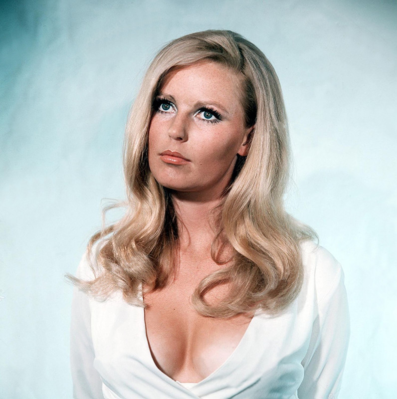 Veronica_Carlson_a12