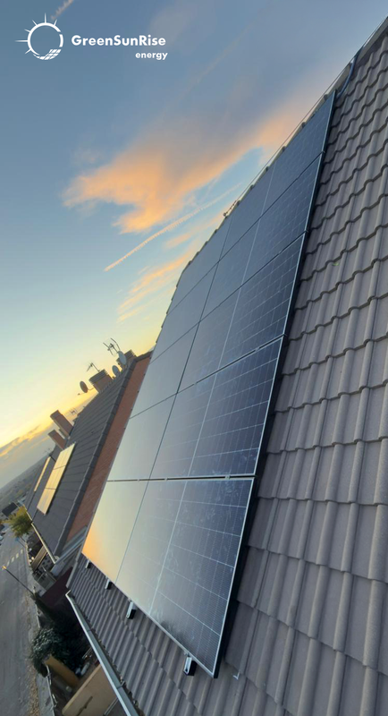 Obra de GreenSunRise energy, empresa instaladora placas solares toledo, con 8 paneles sobre tejado en Yuncos al atardecer
