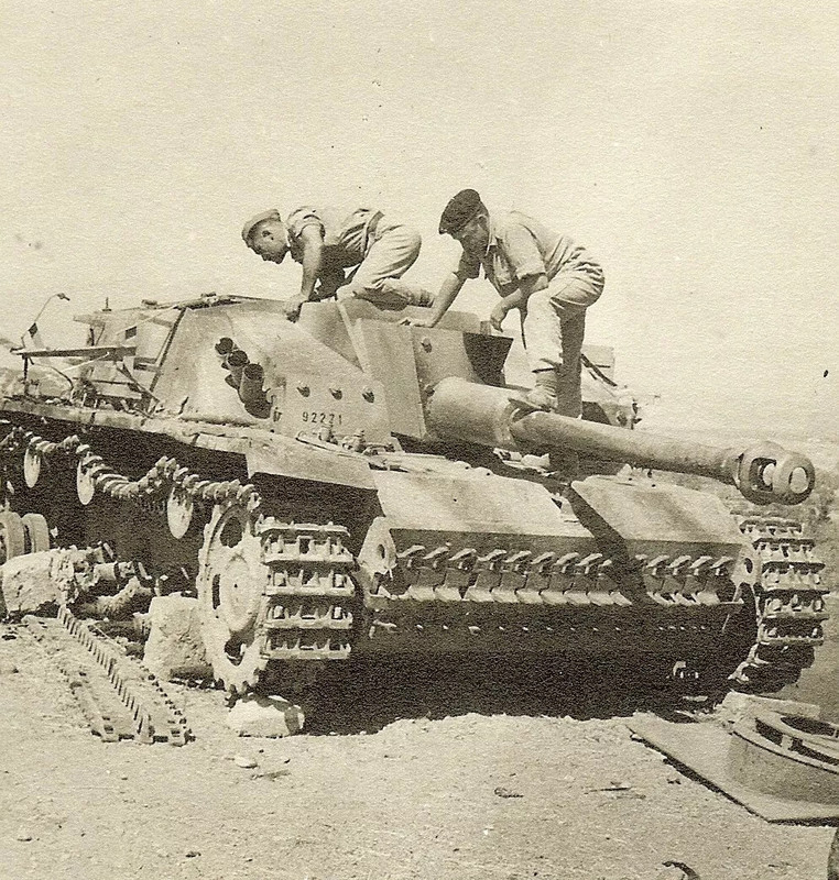 Canadians-w-KO_d-German-Sturmgeschütz-Panzer-92271-Tank_-Italy_-_2_