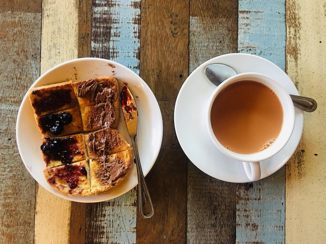 kopi dan sepinggan roti bakar