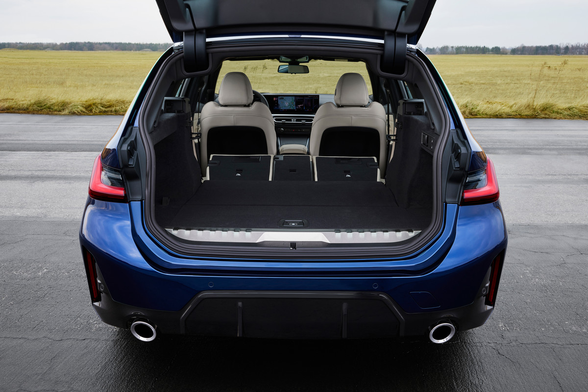 P90462563_highRes_the-new-bmw-330e-tou