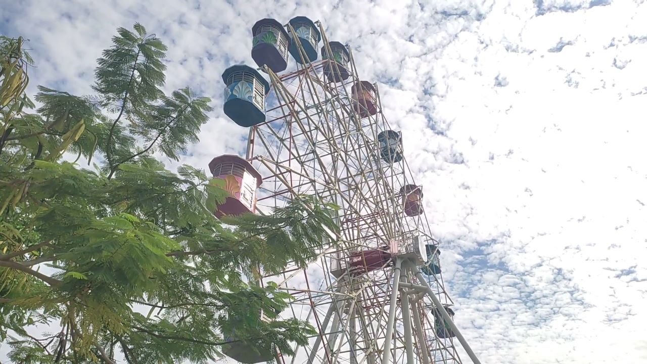 Wahana bianglala di Alun-alun Lamongan yang jadi daya tarik wisata di akhir pekan.