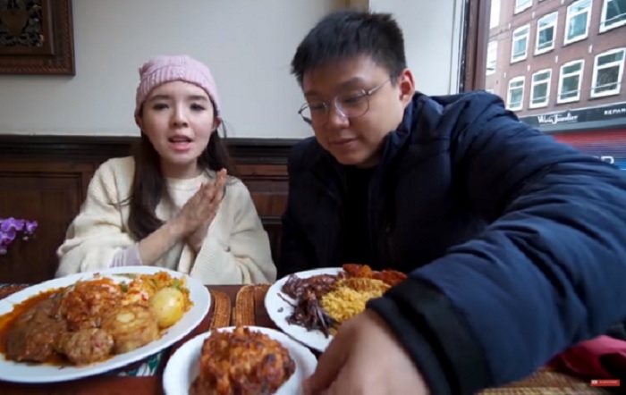Ken & Grat saat mencoba sajian kuliner di Sari Citra Amsterdam.
