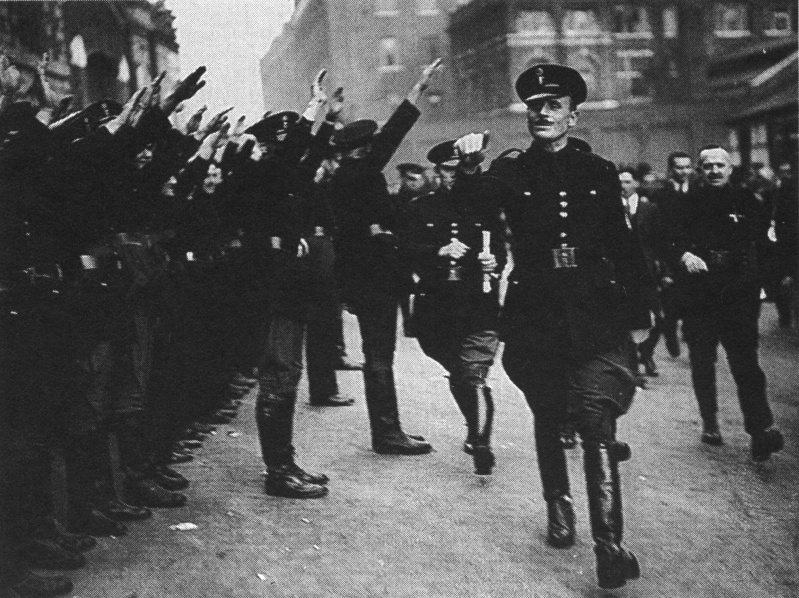Oswald Mosley con miembros de la Unión Británica de Fascistas