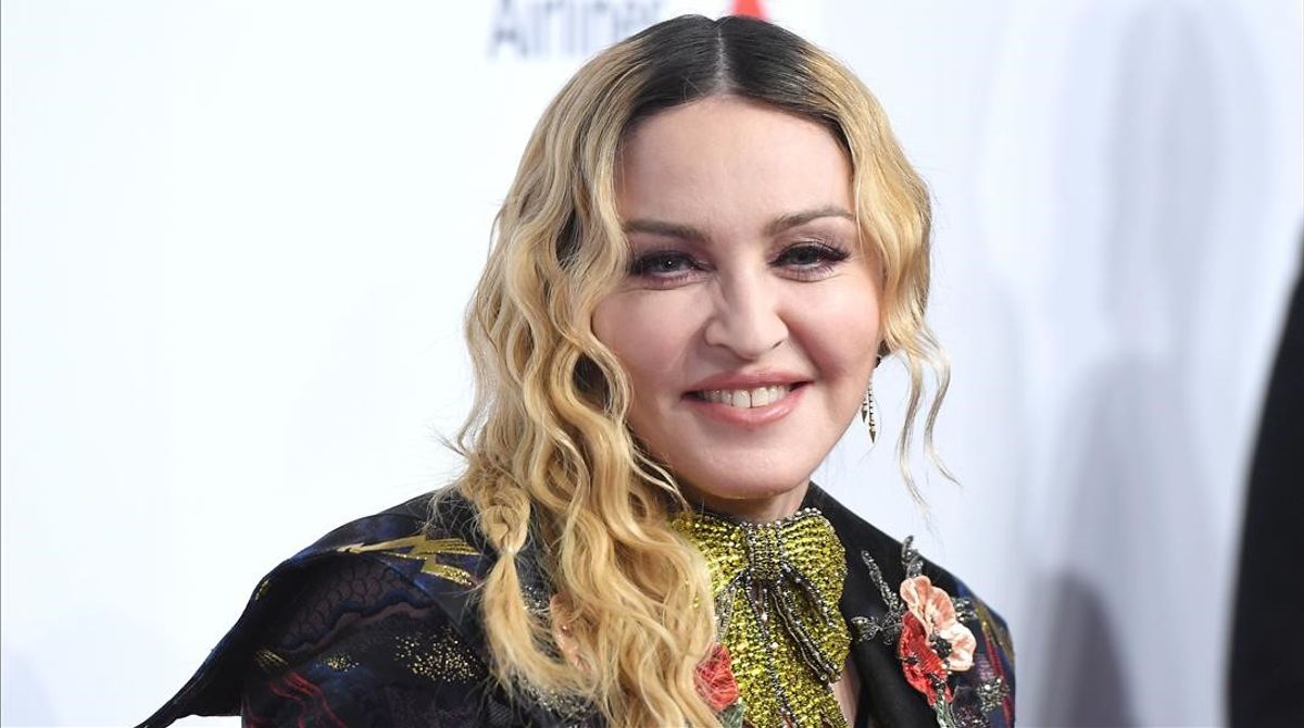 Madonna deja ver su trasero montada en el escritorio de Jimmy Fallon