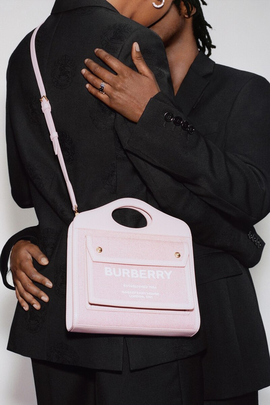 Burberry, la campagna per San Valentino 2023